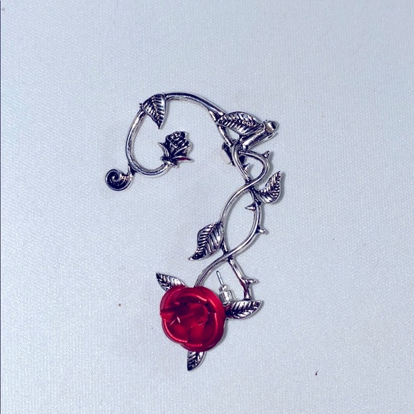 Accessories - 2/$10✨

 rose ear cuff